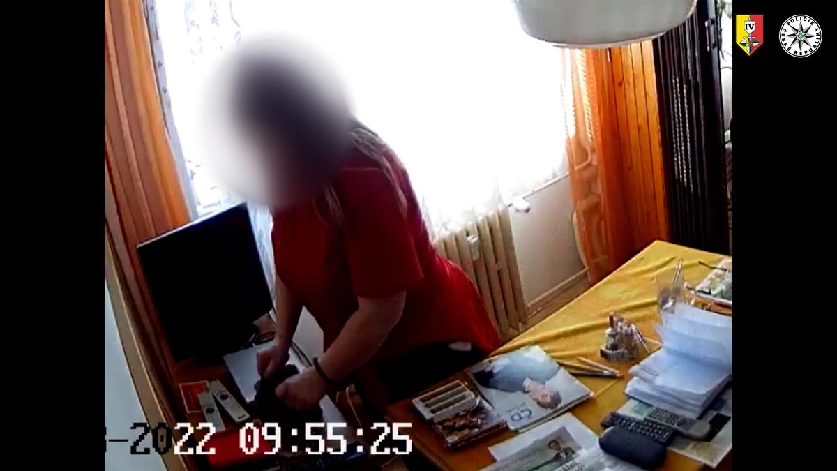 Kamera usvědčila zdravotní sestru z okrádání seniora